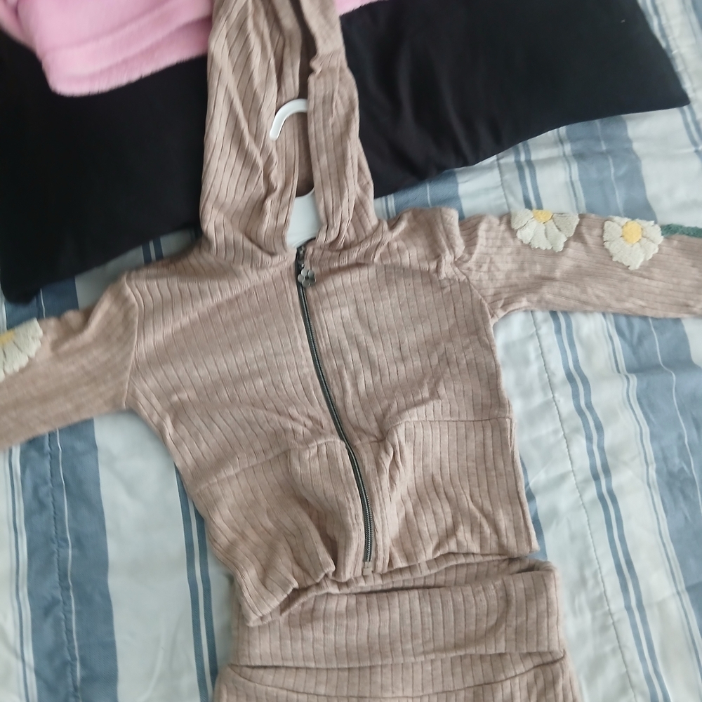 Tan Ribbed Two-Piece Set with Floral Sleeves - Picture 2 of 5